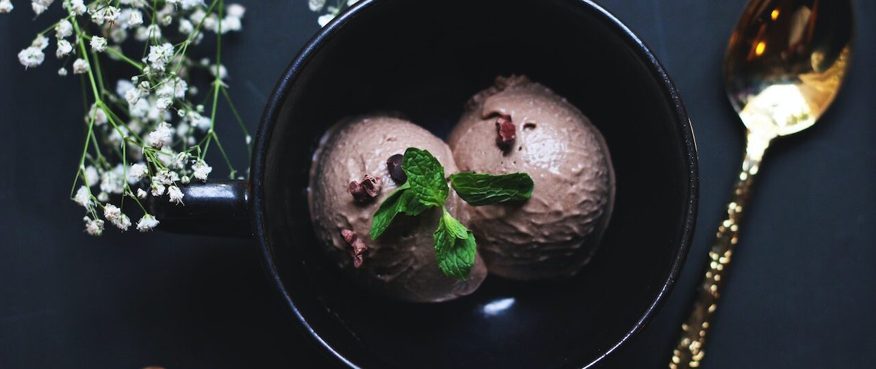Gör yoghurtglass själv: Ett enkelt recept med en vegansk variant