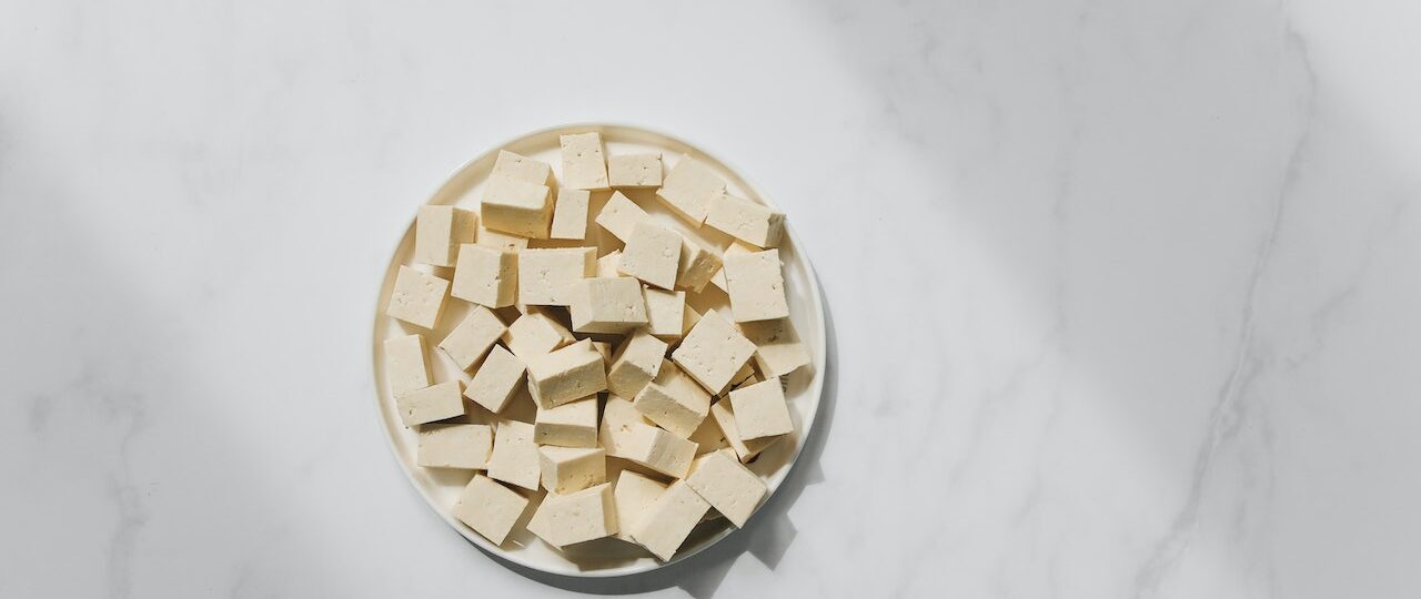 Frys in tofun före grillning: Så får du mer smak till tofun